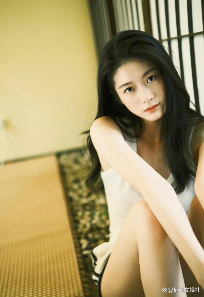 张雪迎28岁限定粉发 生日签约营销新篇章