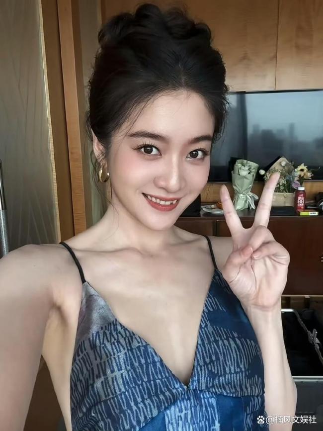 张雪迎28岁限定粉发 生日签约营销新篇章