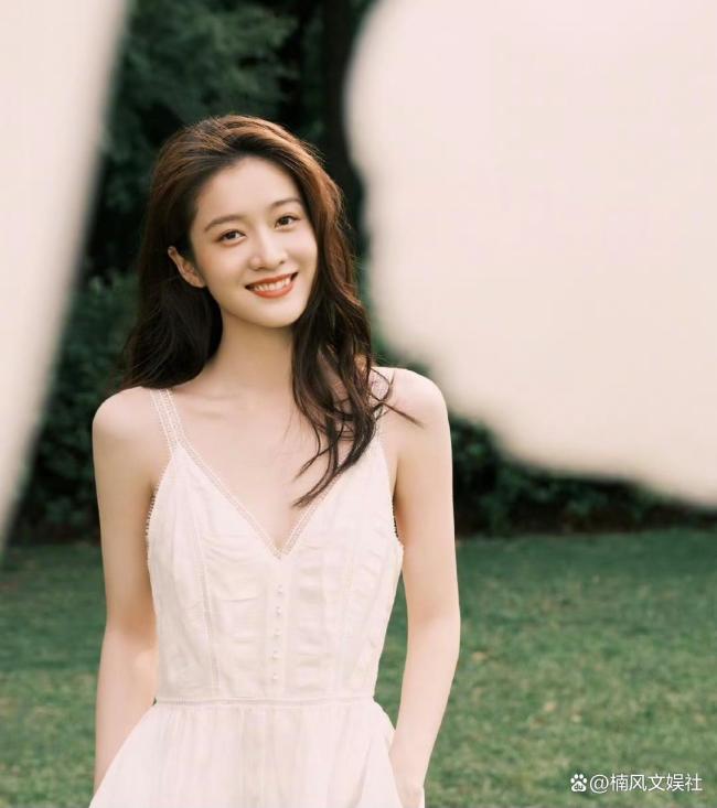 张雪迎28岁限定粉发 生日签约营销新篇章