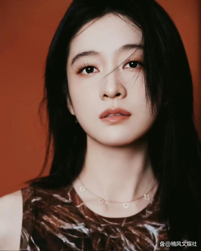 张雪迎28岁限定粉发 生日签约营销新篇章