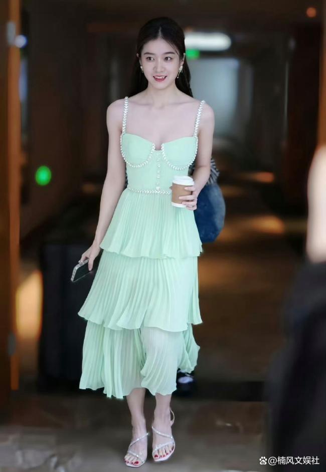 张雪迎28岁限定粉发 生日签约营销新篇章