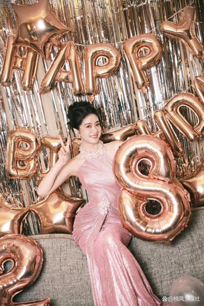 张雪迎28岁限定粉发 生日签约营销新篇章