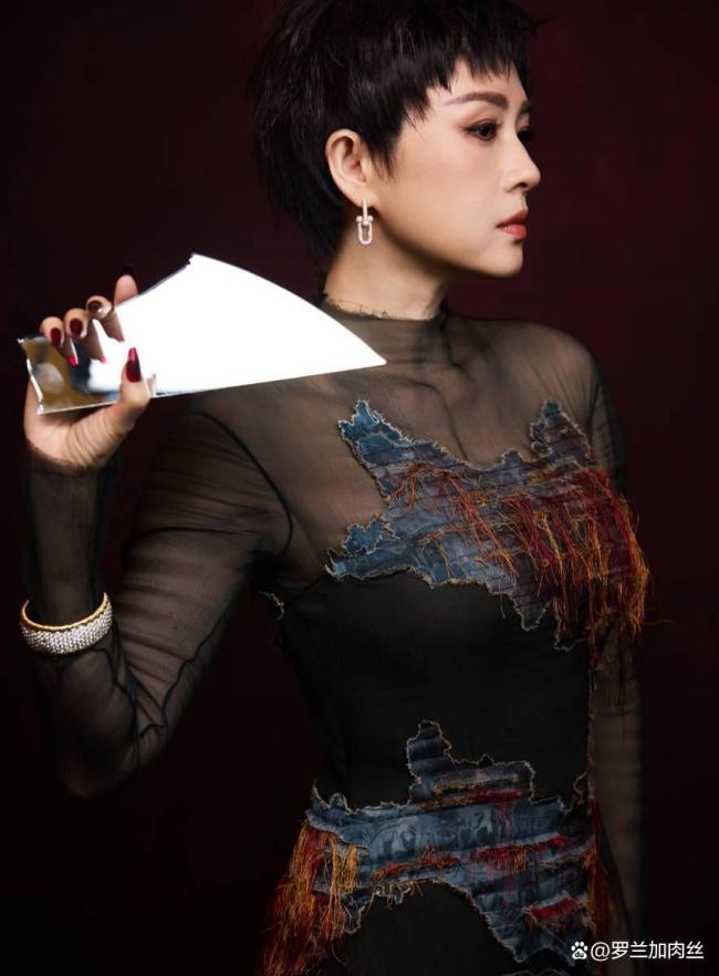 章子怡短发杀疯上影节！冷艳造型惊艳全场 高级感十足