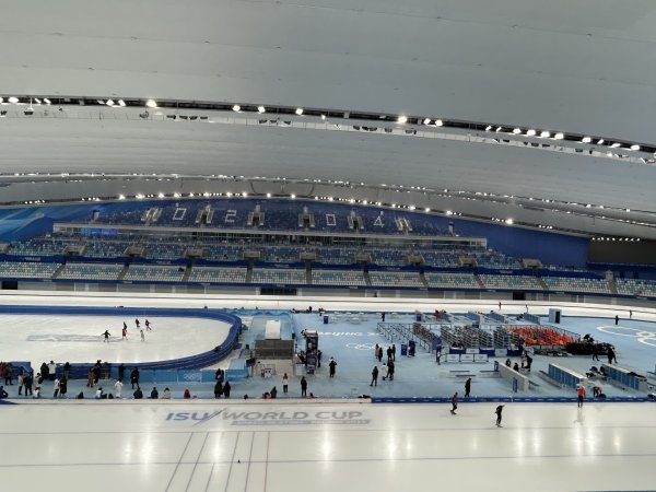 大彩配资 重温冬奥记忆，工作人员、志愿者重回冰丝带