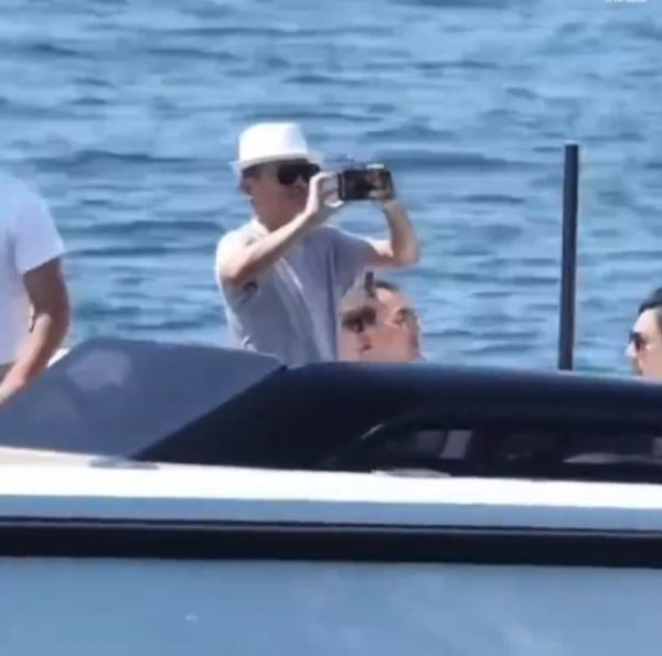 金策宝 马云现身法国，白色草帽，搭配一副时尚墨镜，乘坐超豪华游艇疯狂拍照