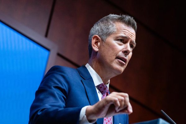 辉煌配资 政治生涯充满戏剧性, 任命之际赶上大裁员, 美交通部长成NASA临时局长